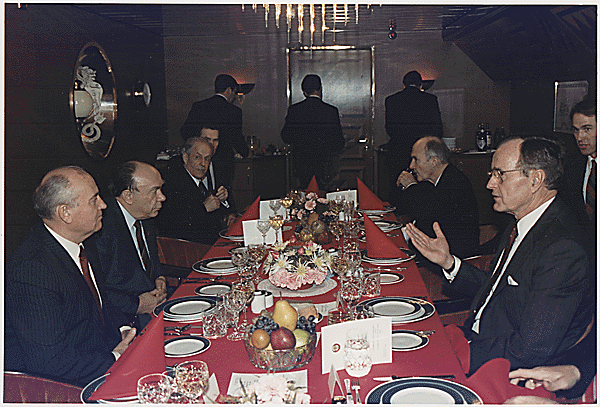 Bush_and_Gorbachev_at_the_Malta_summit_in_1989.gif