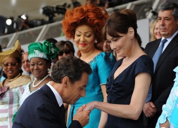 sarkozy%20style%20kiss.jpg